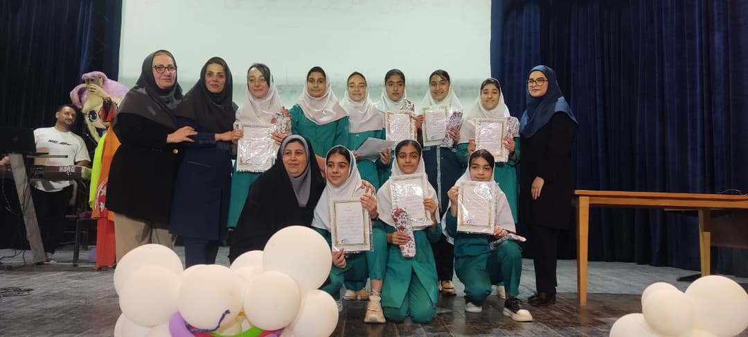 اهدای لوح به دانش آموزان   پایان سال ۱۴۰۳